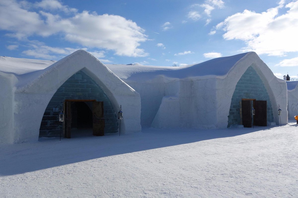 Snow vaults and ice columns near Québec City.