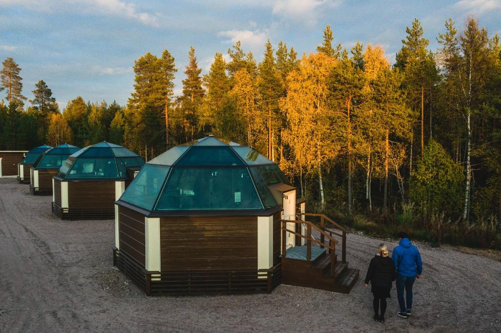 Glass igloos beside the snow structure at Lehtojärvi.